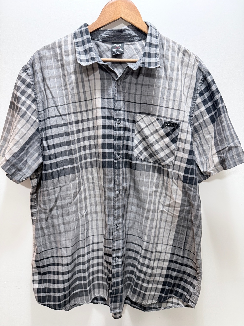 Oakley Men’s Gray Plaid Short-Sleeve Button-Up Shirt Size XXL